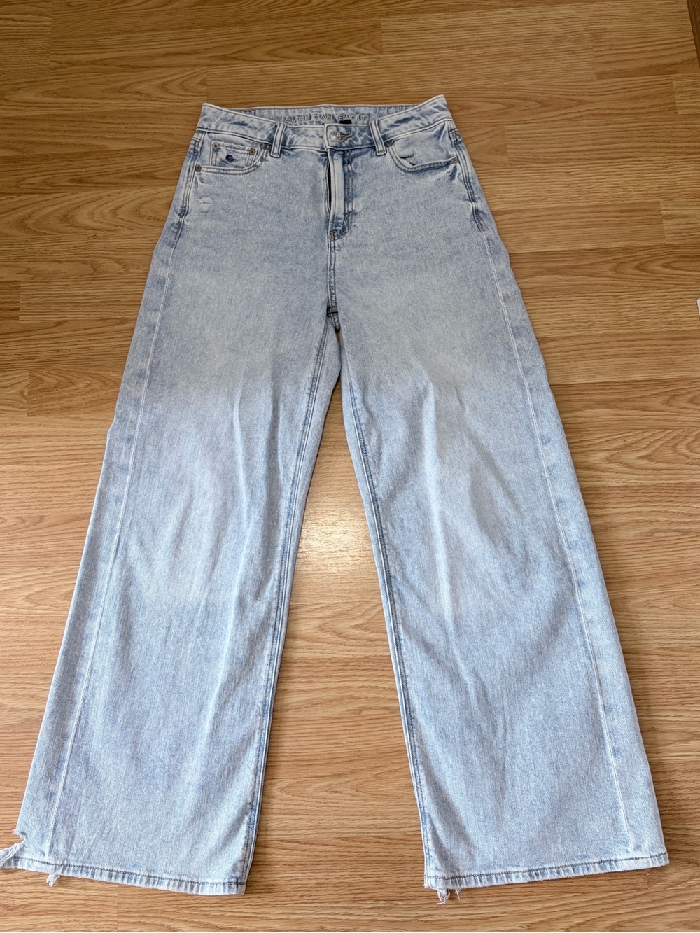 American Eagle Outfitters baggy jeans